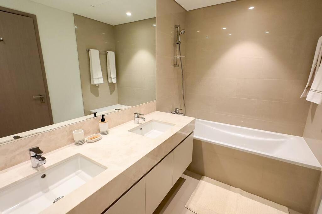 Mh - Act Tower - Burj View - 2bhk - Ref 410 * Dubai